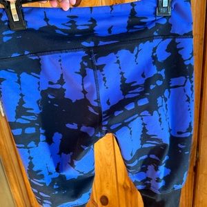 Women’s Alo leggings black and blue medium